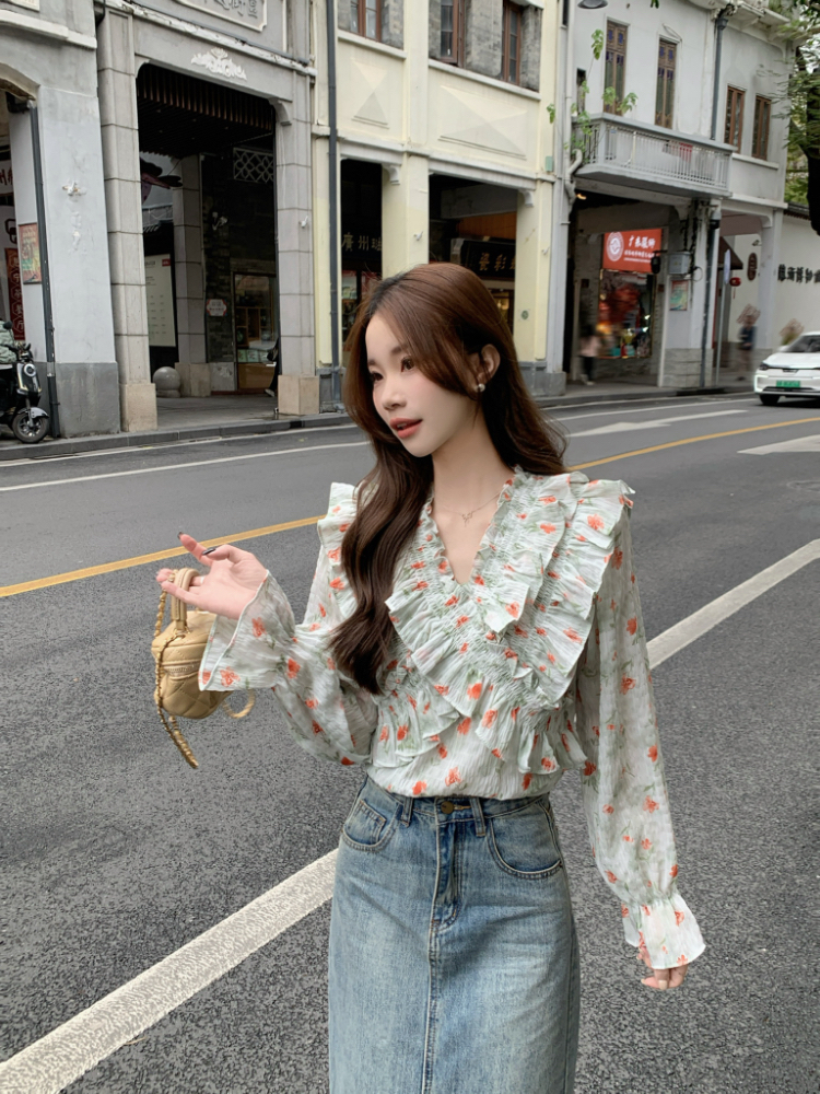 Real shot of 2025 spring and summer V-neck temperament ruffled top for women loose thin blue printed chiffon shirt