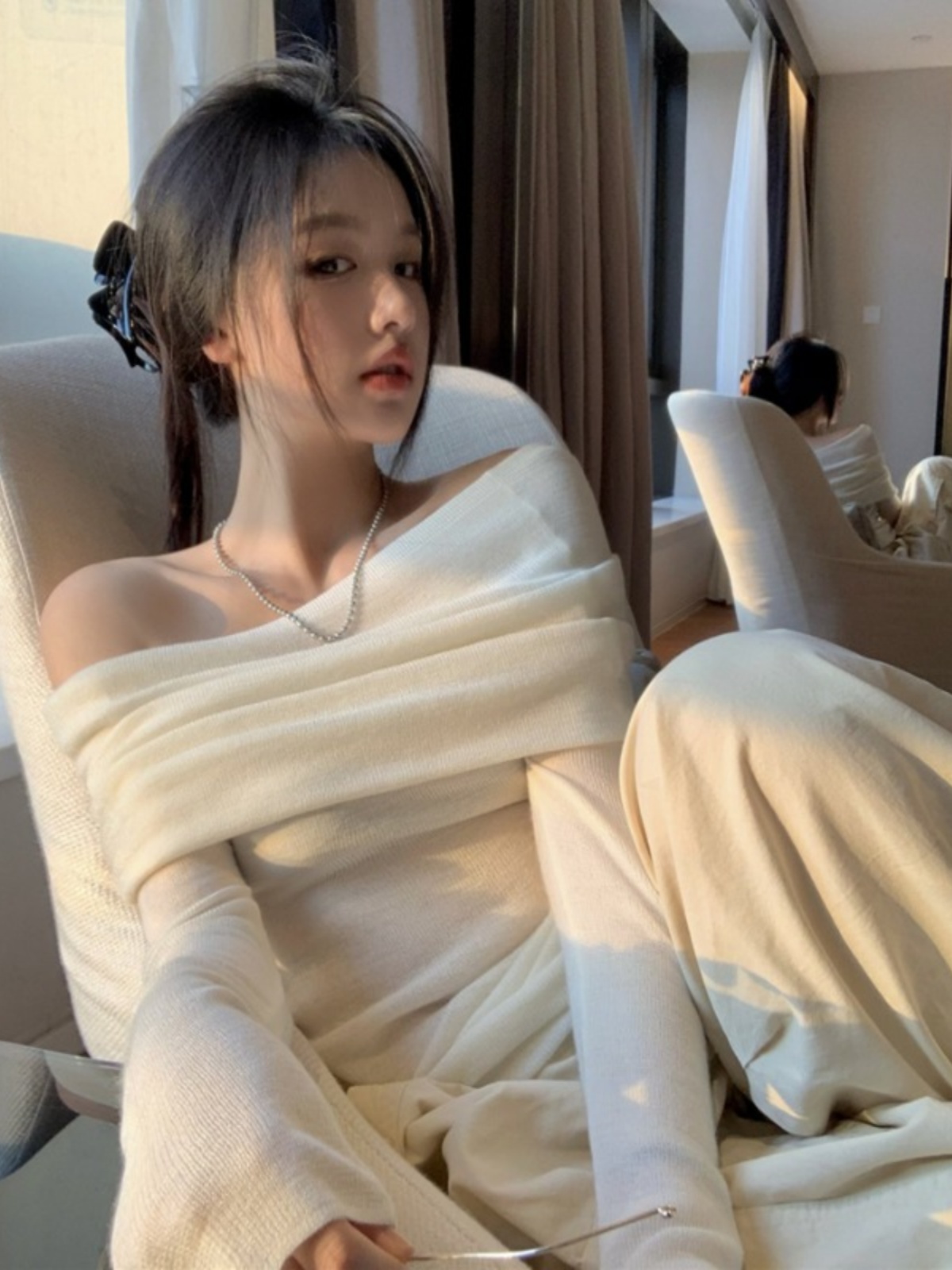 French chic temperament gentle one-shoulder sweater for women in spring slim fit slim high-end pleated off-shoulder top