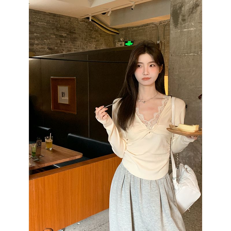 Pure design lace spliced ​​V-neck long-sleeved top for women in autumn and winter slim fit and short style bottoming inside