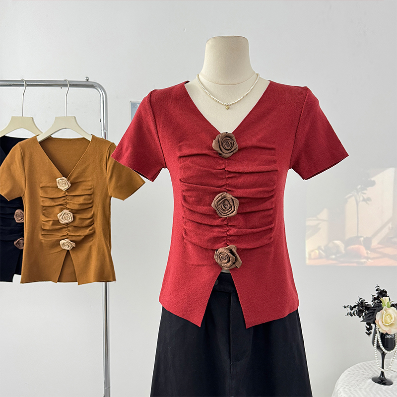 Design-sensing three-dimensional flower V-neck short-sleeved T-shirt for women in spring 2025 new pleated slim fit slim slit base shirt