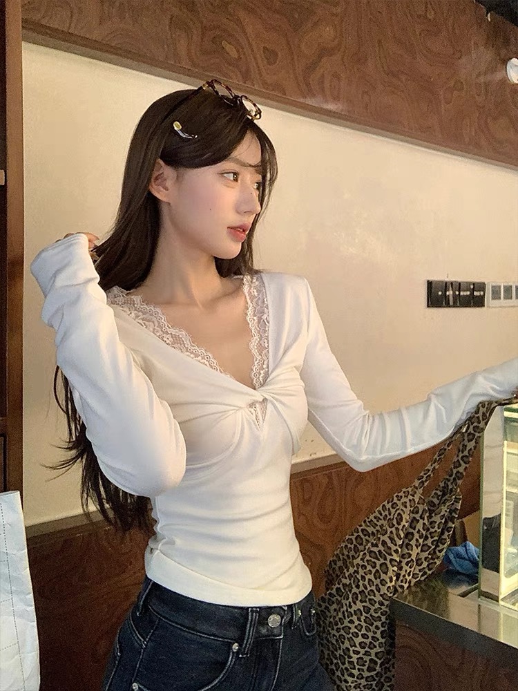 Pure lace spliced ​​V-neck sexy long-sleeved T-shirt for women in autumn new slim slim versatile top