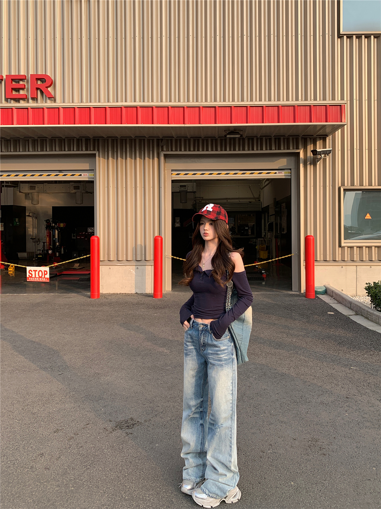 Real shot!  Fashionable low-waisted jeans for women with small loose and slim summer ripped trousers