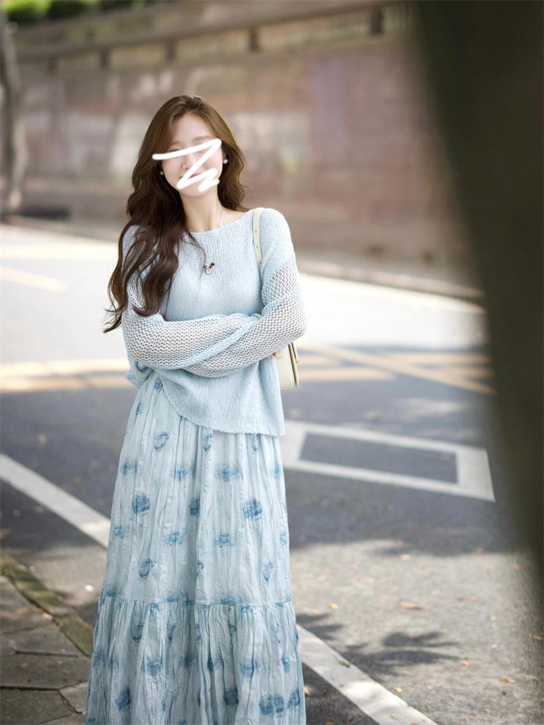 Blue knitted pullover for women in early spring wear a complete set of 2025 floral skirt salt-type light mature two-piece skirt