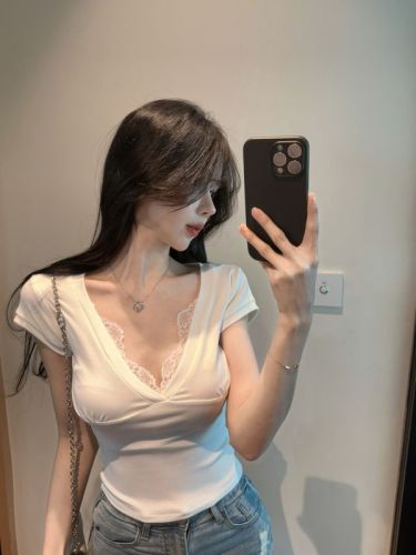 Real shot of sexy pure V-neck lace spliced ​​short-sleeved T-shirt for women with niche hot girls slim shoulder short top