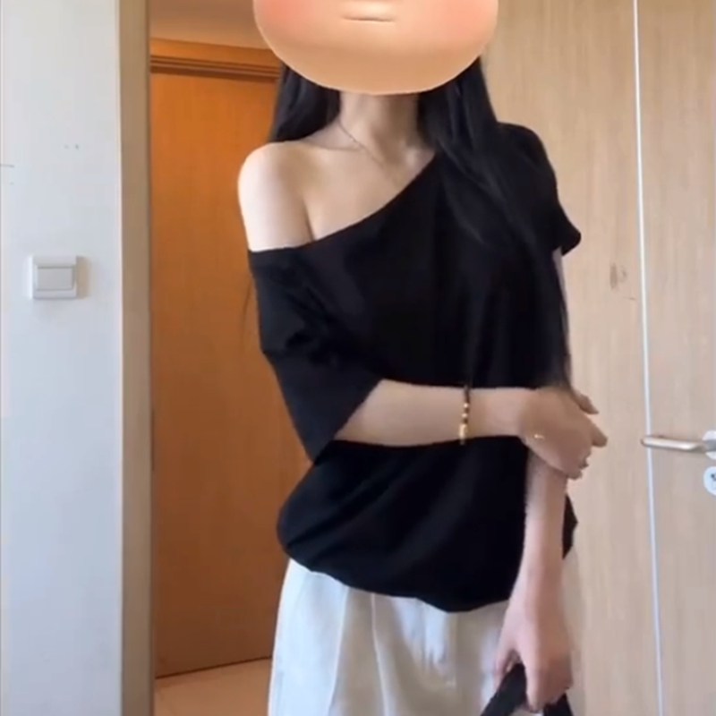 明星同款斜肩短袖女露肩t恤夏季兩穿純欲辣妹寬鬆黑色一字肩上衣