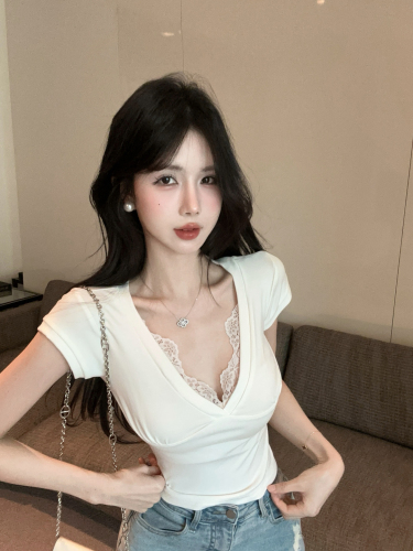 Real shot of sexy pure V-neck lace spliced ​​short-sleeved T-shirt for women with niche hot girls slim shoulder short top