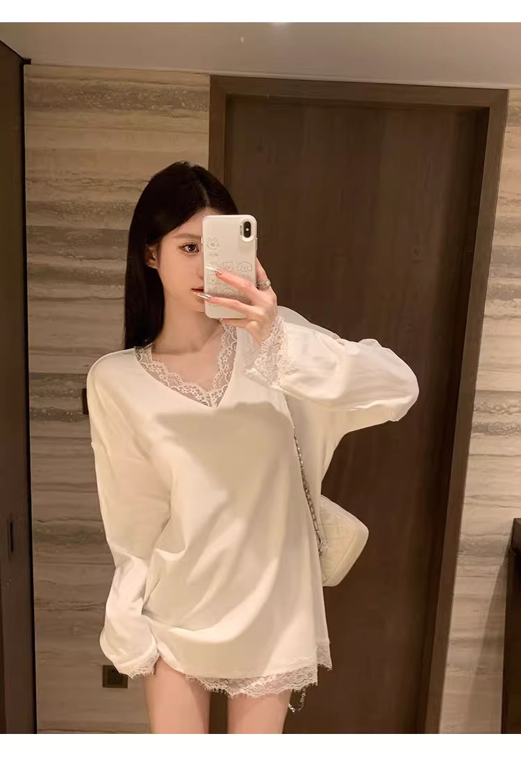 Sweet hot girl white V-neck inner bottom shirt for women's autumn and winter lace lace Korean loose design top