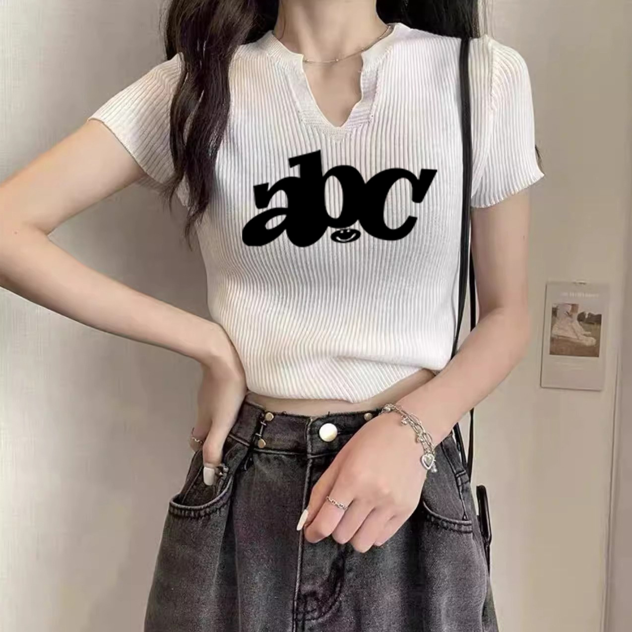 已出貨 v領短袖t恤女2025夏季新款辣妹修身短款正肩印花體恤上衣