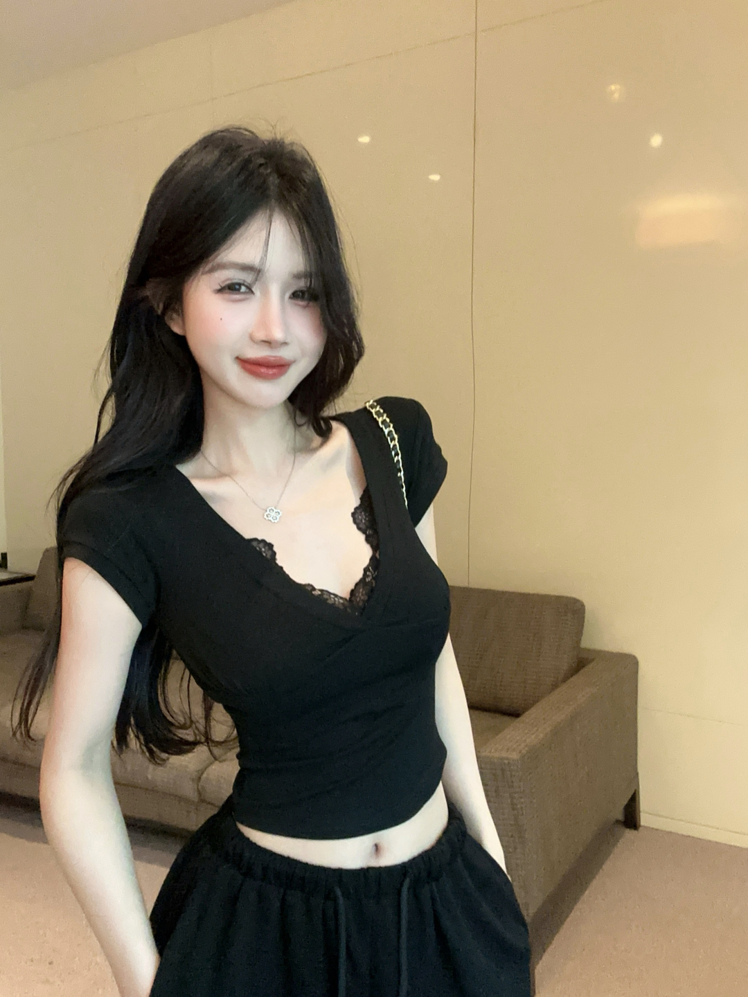 實拍性感純欲V領蕾絲拼接短袖T恤女小眾辣妹修身正肩短款上衣