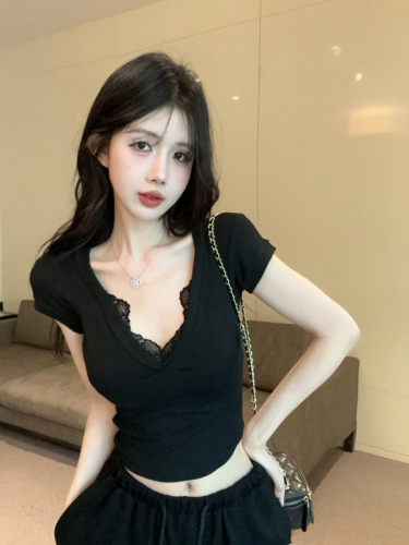 Real shot of sexy pure V-neck lace spliced ​​short-sleeved T-shirt for women with niche hot girls slim shoulder short top