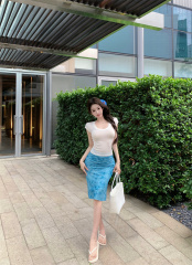 Photographed U-neck slimming T-shirt top + oil-painted gradient printed skirt