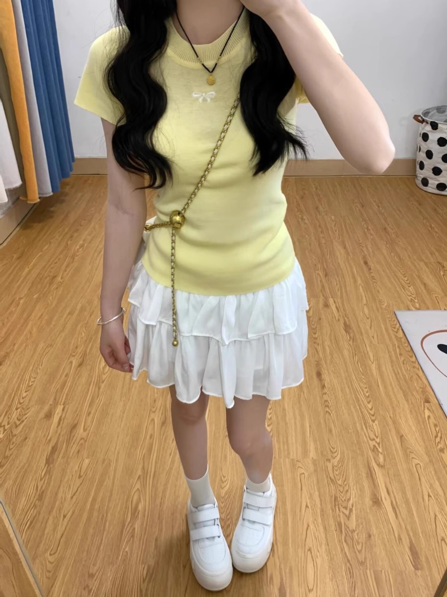 奶黃色刺繡針織短袖t恤女夏季修身顯瘦收腰彈力正肩短款百搭上衣