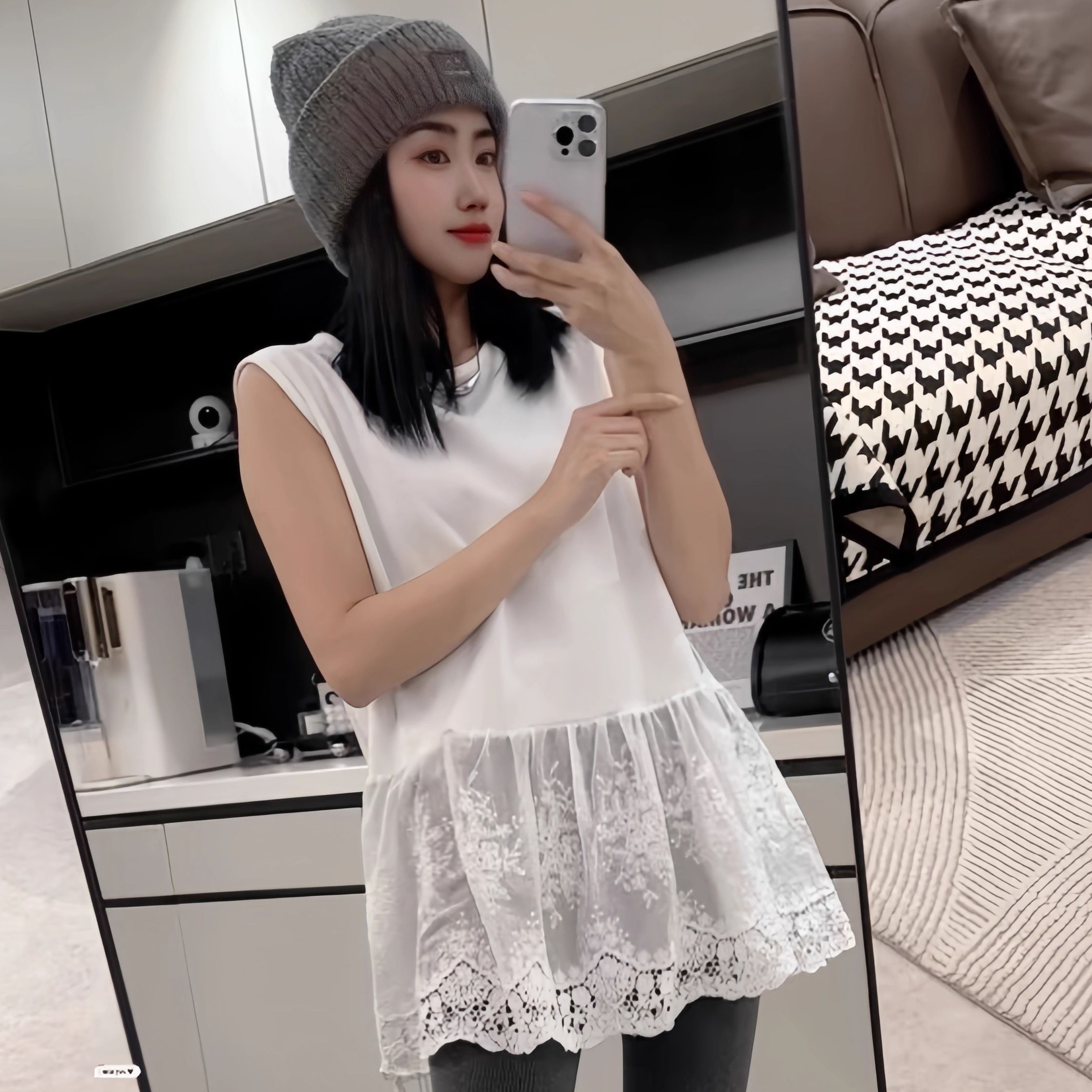 Hollow jacquard sleeveless vest base shirt for women in autumn and winter new age-reducing style and versatile layered tops