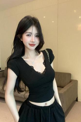 Real shot of sexy pure V-neck lace spliced ​​short-sleeved T-shirt for women with niche hot girls slim shoulder short top