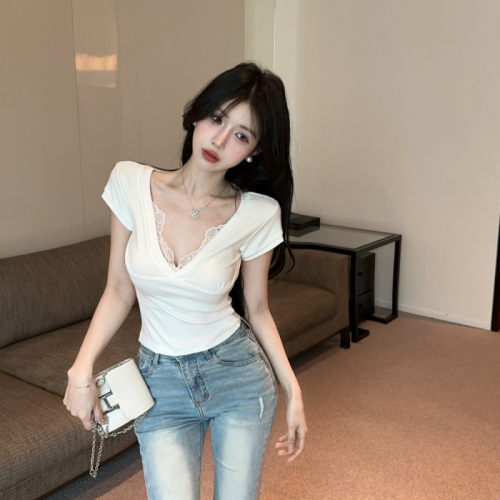 Real shot of sexy pure V-neck lace spliced ​​short-sleeved T-shirt for women with niche hot girls slim shoulder short top