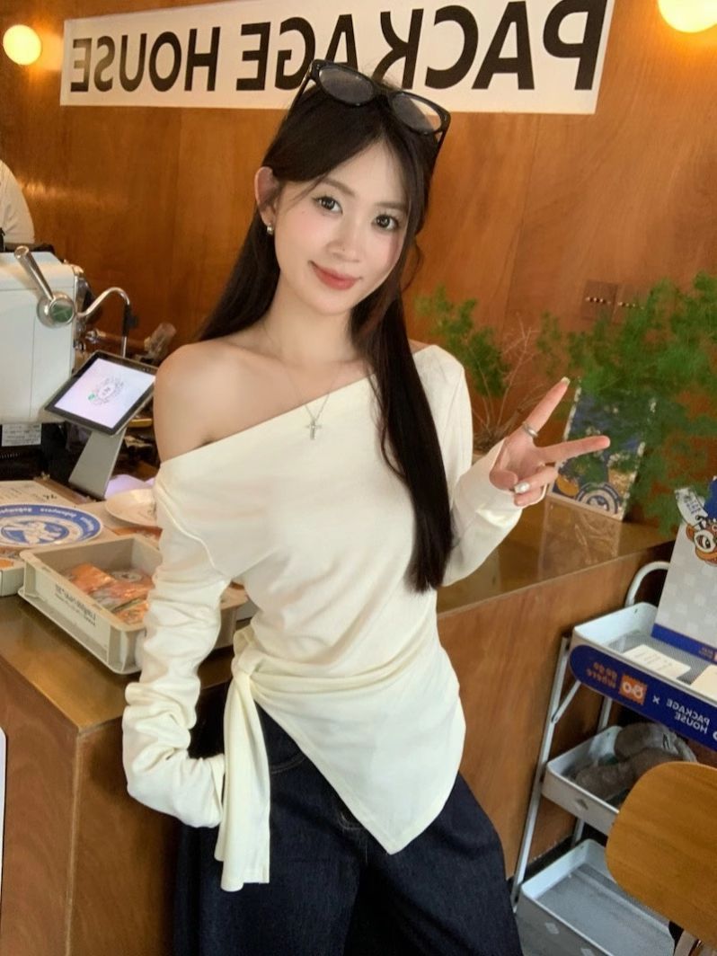 Yellow off-shoulder off-shoulder long-sleeved T-shirt for women in early spring new design straps waist-retracting and slit bottoming shirt top