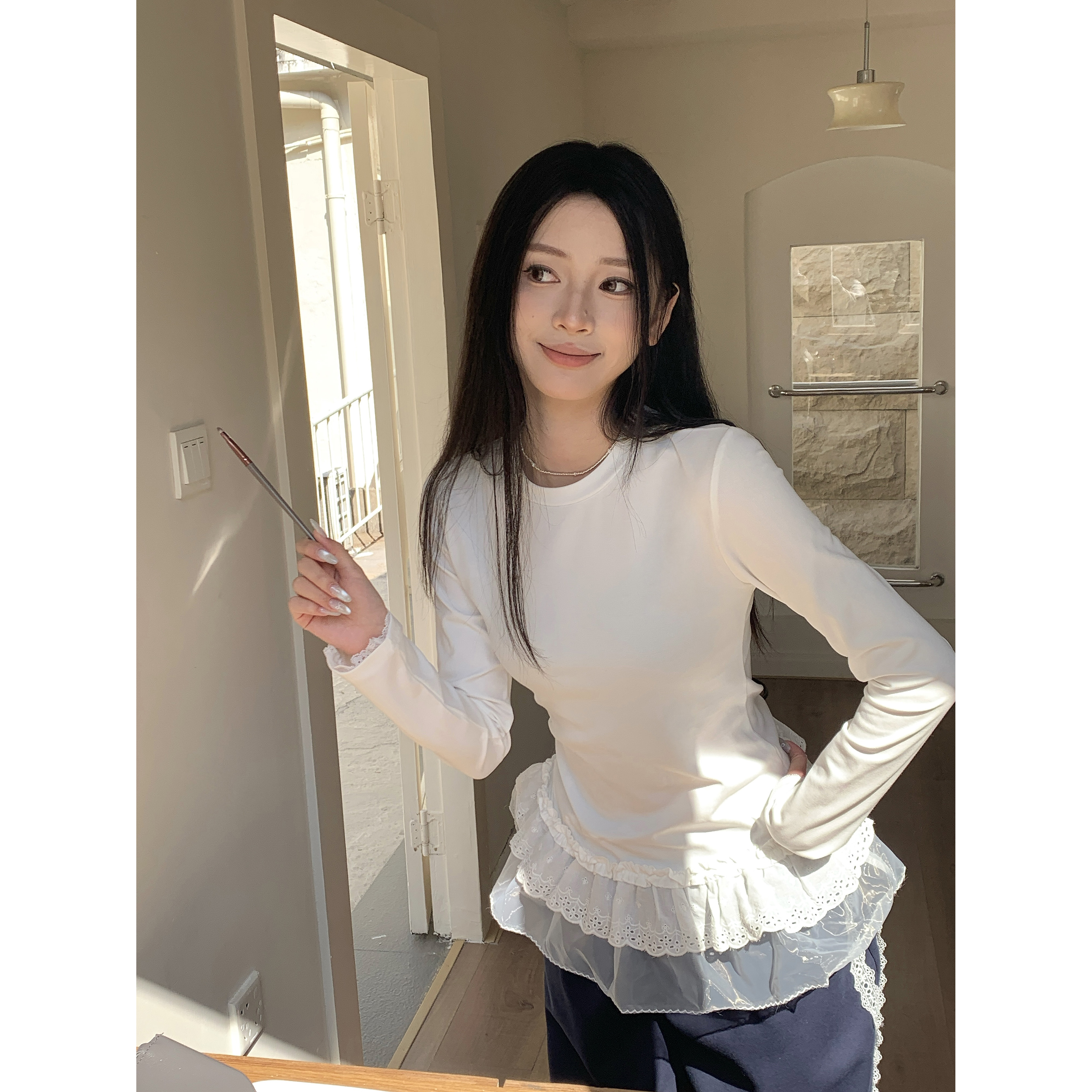 Korean design niche lace long-sleeved T-shirt for women in spring slim fit and slim inner long-sleeved top