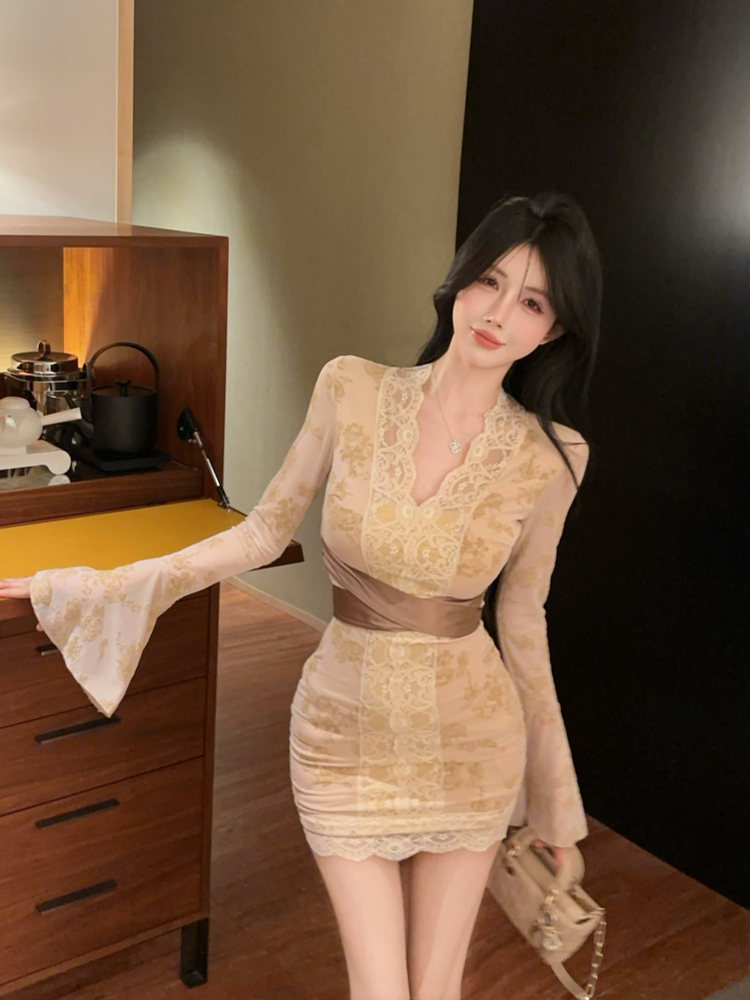 實拍純欲蕾絲喇叭袖V領綁帶連衣裙女收腰顯瘦性感辣妹包臀裙