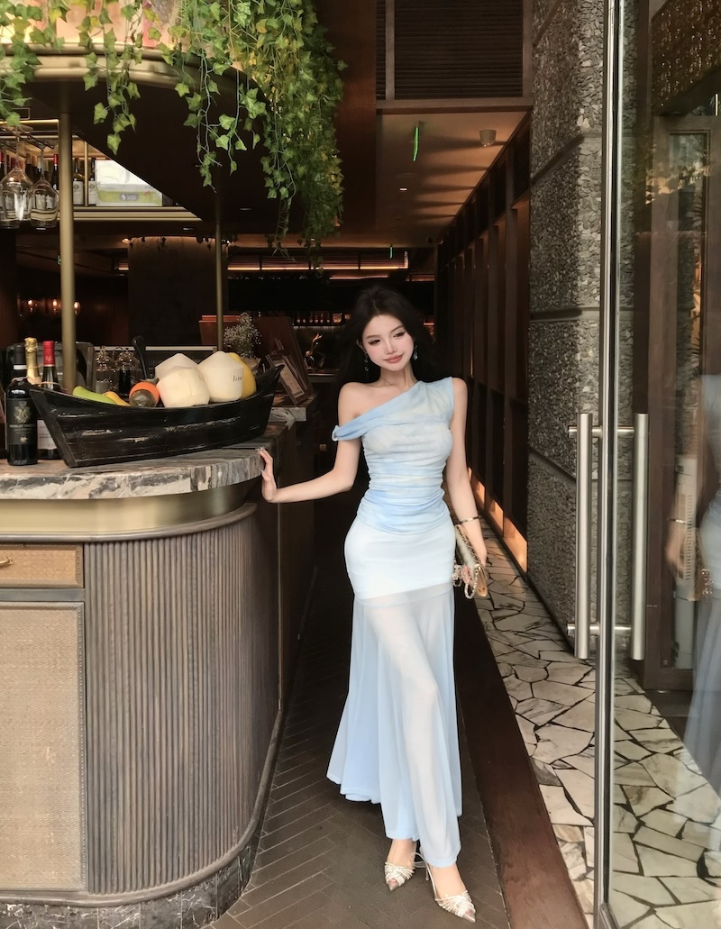 Real shot Korean version of slim and slim one-shoulder hot girl mesh base top + high waist fishtail skirt