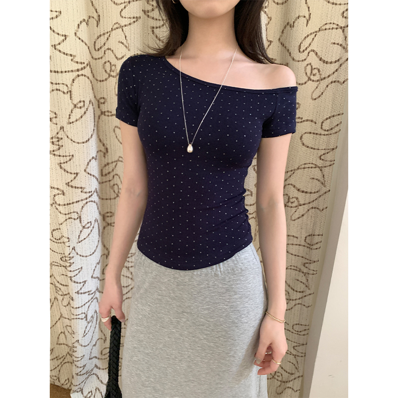 Real-life American retro hot girl short-silver slanted shoulders and short-sleeved T-shirt in summer new niche tights
