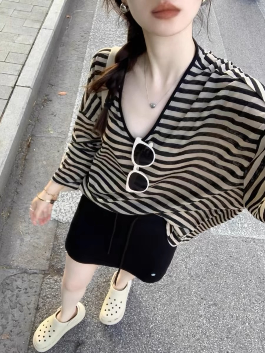 Contrast color striped round neck long sleeve T-shirt air conditioning shirt for women in summer, small loose sunscreen top thin