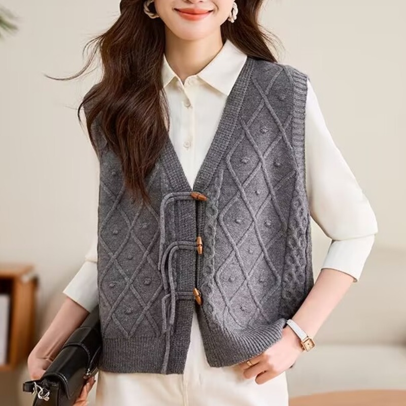Early autumn knitted vest for women 2025 new spring and autumn retro European sweater vest for early autumn wear fashionable horse clip