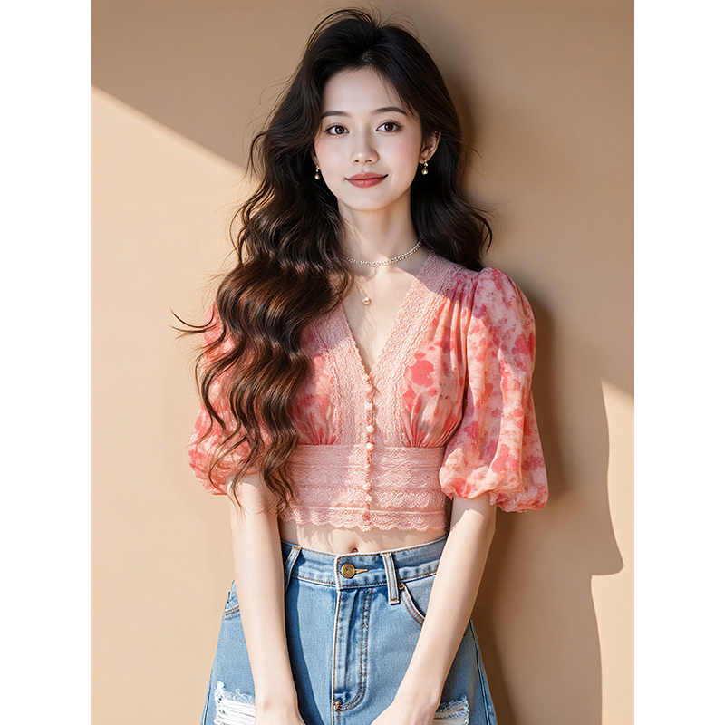 Design-sensing lace spliced ​​V-neck short-sleeved floral shirt 2025 spring new pure short waist top for women