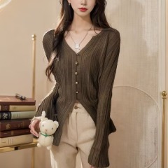 Korean fashionable V-neck knitted sweater for women in early autumn 2025 new slim fit and slim trendy slit long-sleeved top