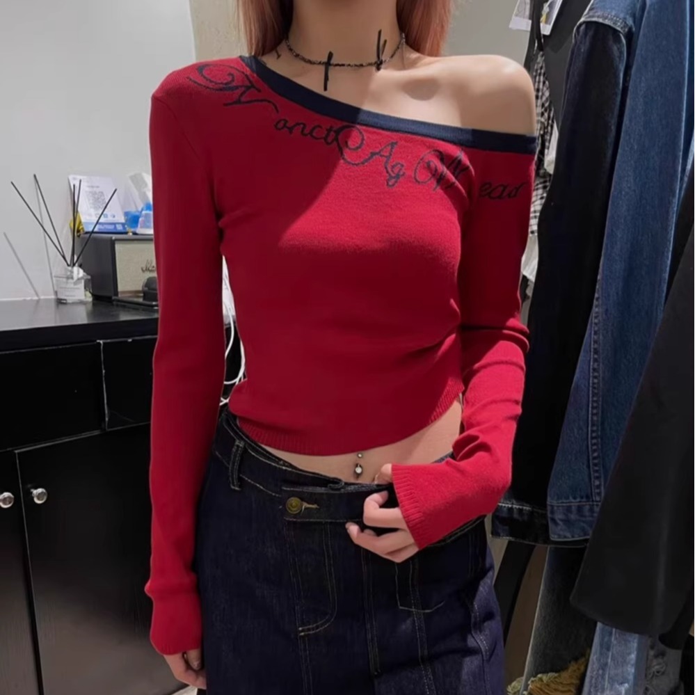 Letter printing contrasting color slanted shoulder sweater bottoming for women 2025 spring new design hot girl slim body