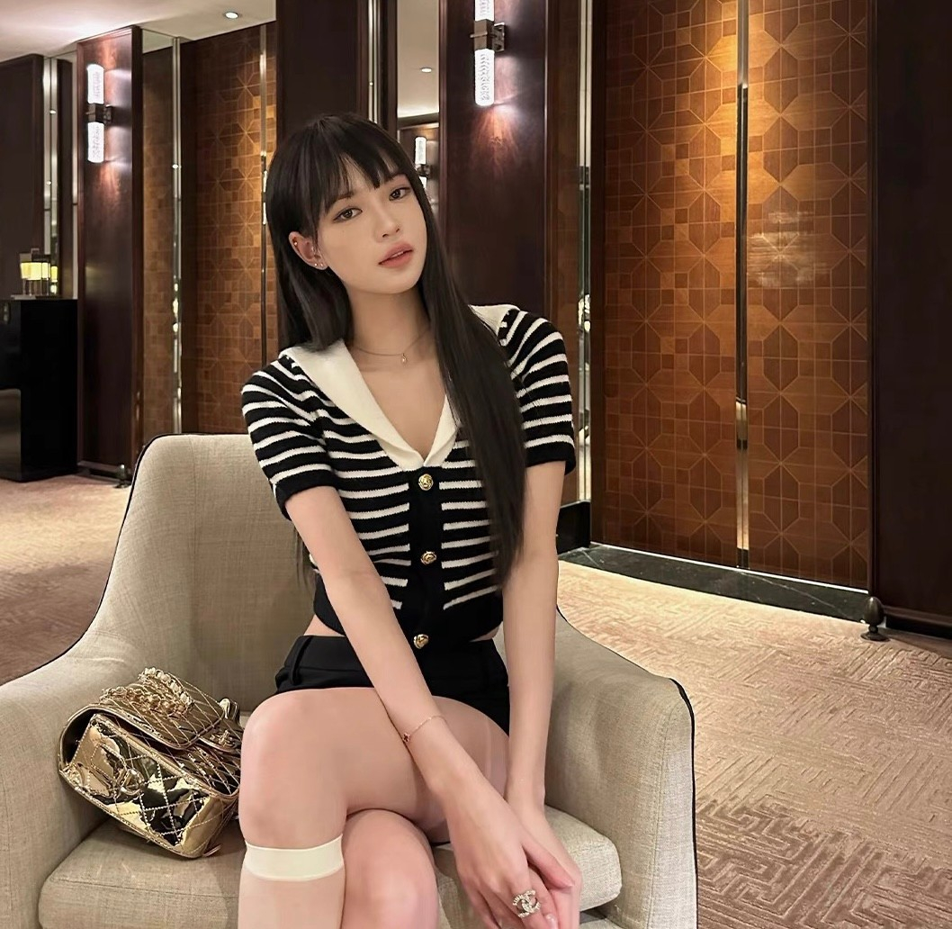 Shipped Tmall quality retro navy collar knitted short sleeve black and white striped age-reducing short top for women's summer