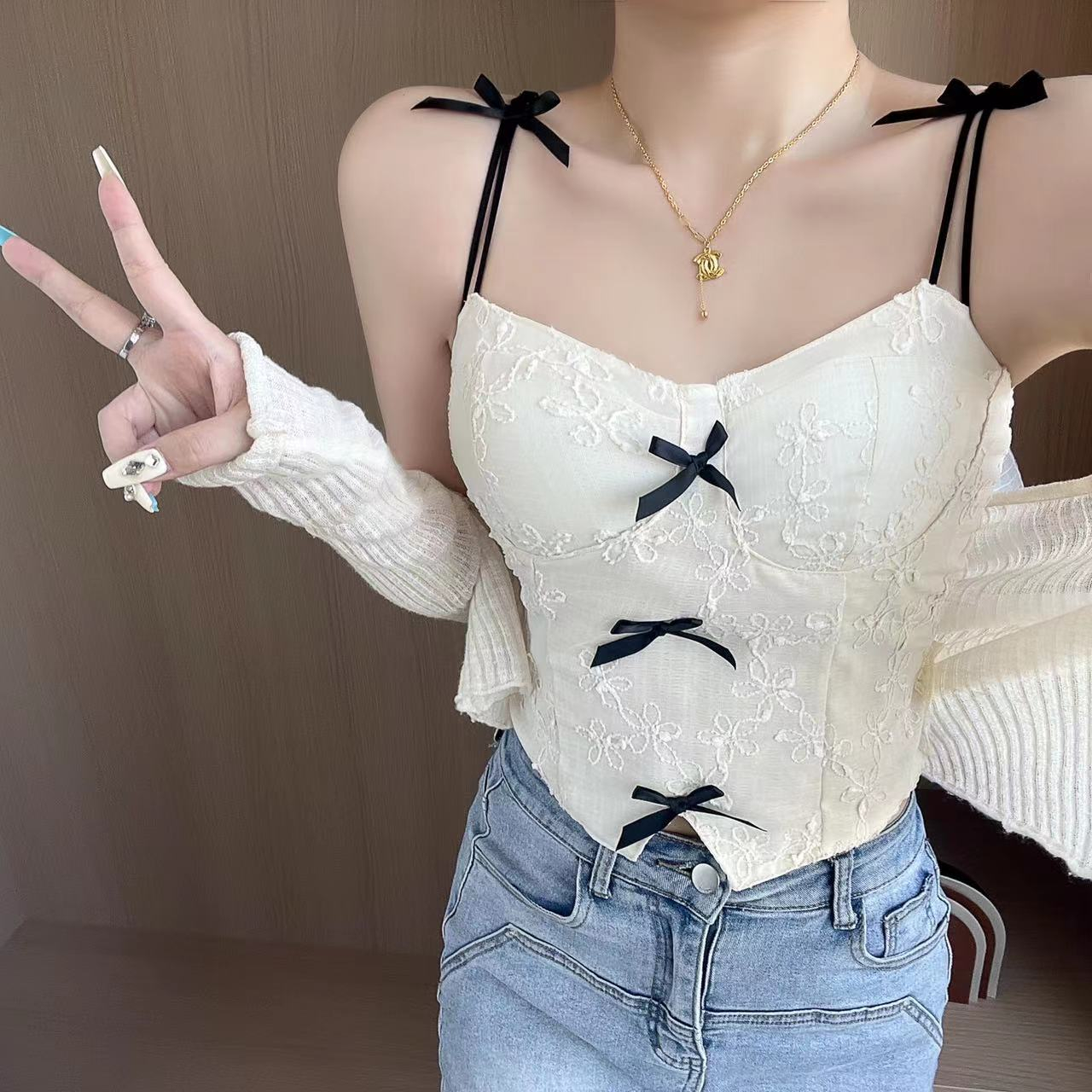 Shipped sexy hot girl vest suspender niche design pure and beautiful back short base top