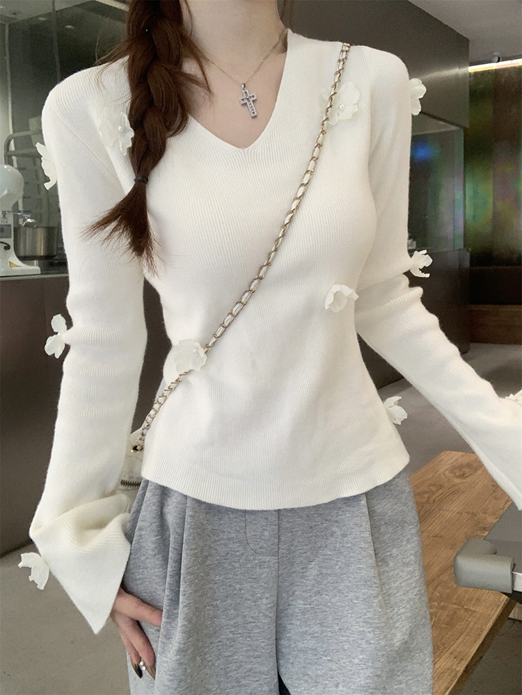 Three-dimensional flower fairy temperament French v-neck sweater base shirt for women autumn and winter trumpet sleeves high-end knitted beauty
