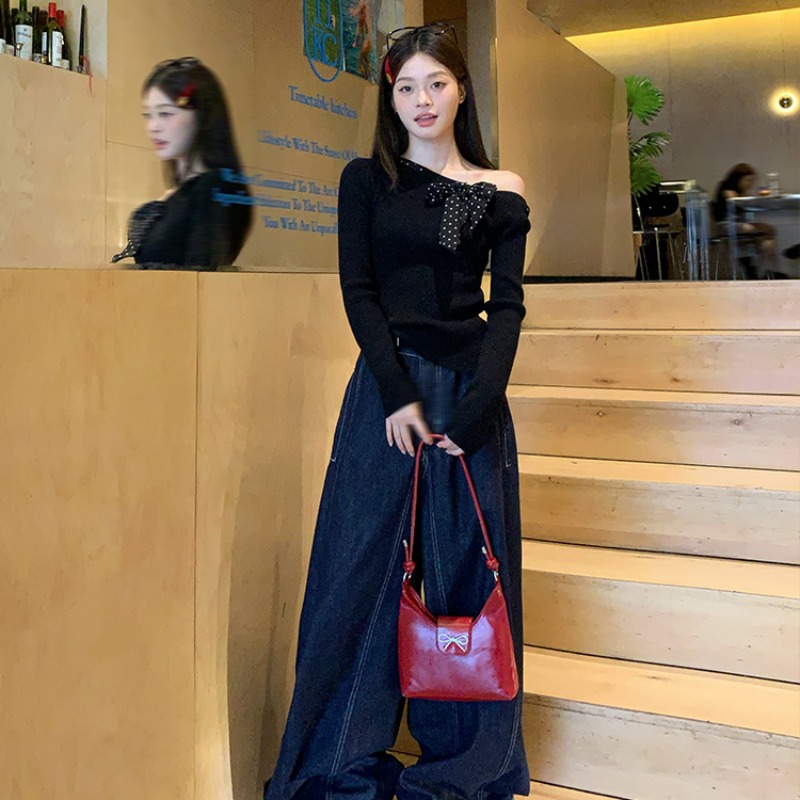 Song Zheng'en's sweet and spicy black slanted shoulder sweater for women in autumn polka dot scarf high-end lazy design sweater top