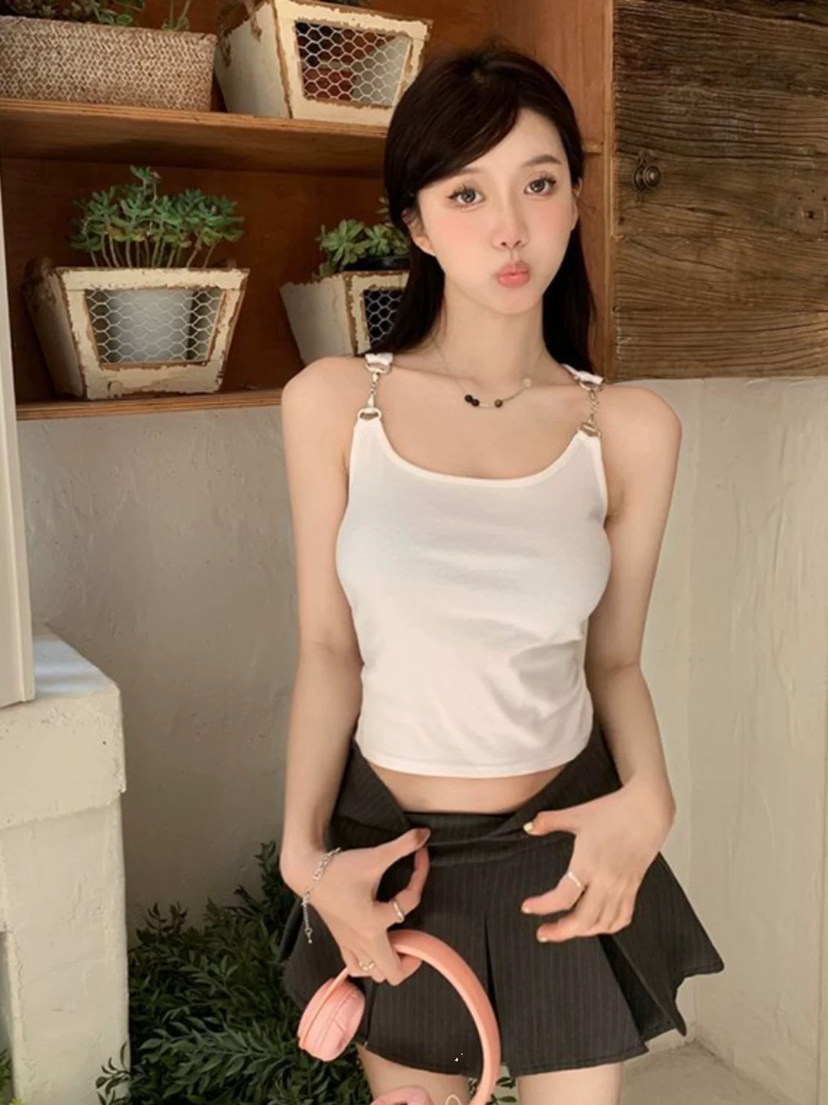 Sleeveless short black suspender vest for women in summer hot girl internet celebrity design slim fit base