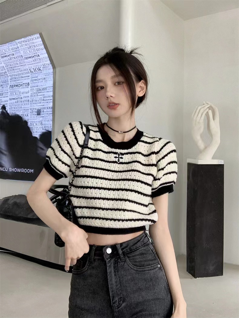 Shipped Xiaoxiangfeng black and white striped short-sleeved sweater for women's spring and summer niche versatile short top trend