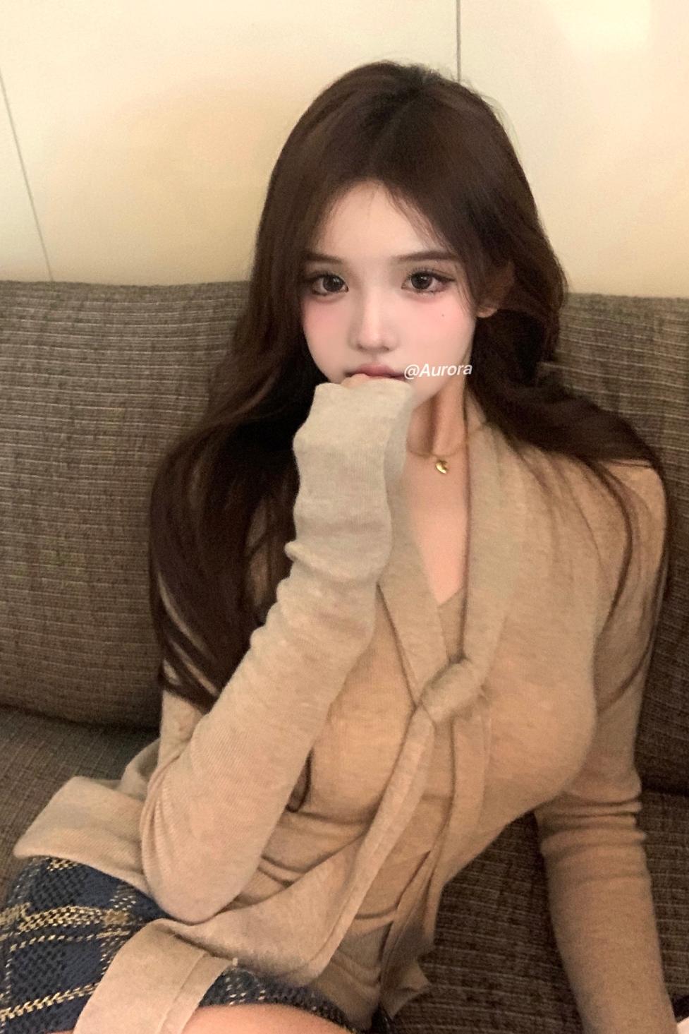 Pure V-neck knitted base shirt for women in early autumn new French slim fit and high-end hot girl top