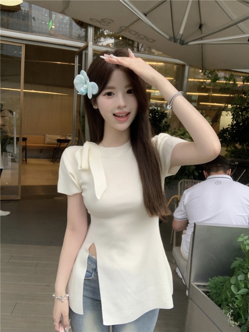 Shipped New Korean style Korean style slim lace-up bow slit design to make you look slim knitted short-sleeved top