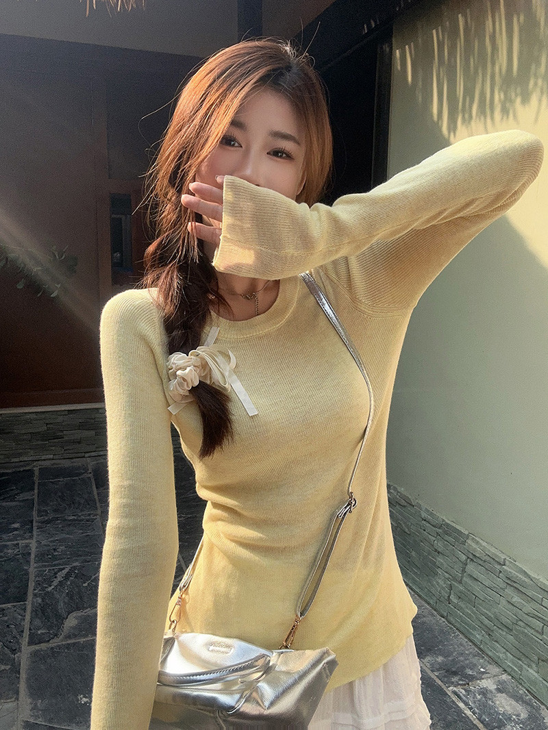 Round neck suit base shirt for women in autumn and winter style white base sweater fashionable inner sweater new style
