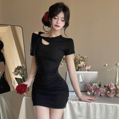 Scheming design-sensual U-neck sexy dress with feminine temperament showing body pleated tight fit and slim hip skirt