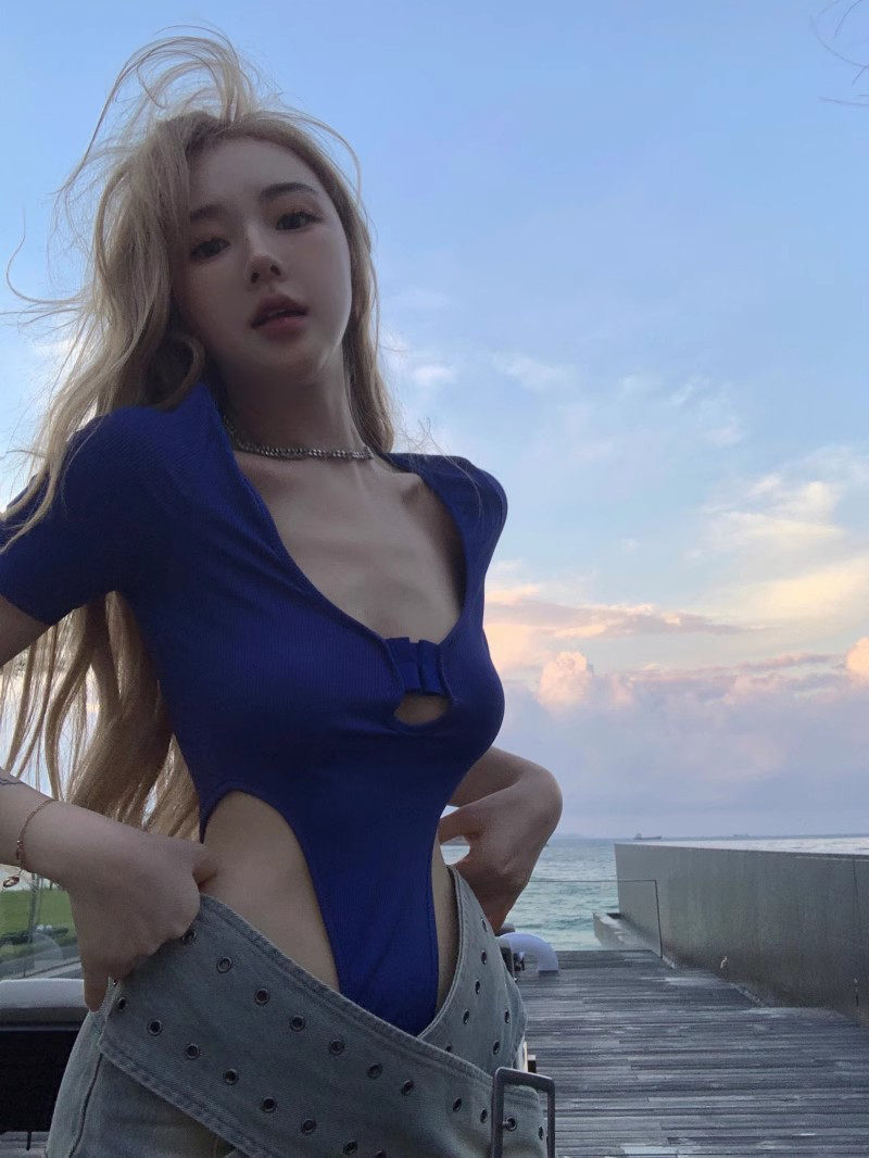 Shipped 250g ice thread dopamine hot girl short-sleeved T-shirt women hollow slim fit sexy onesie top