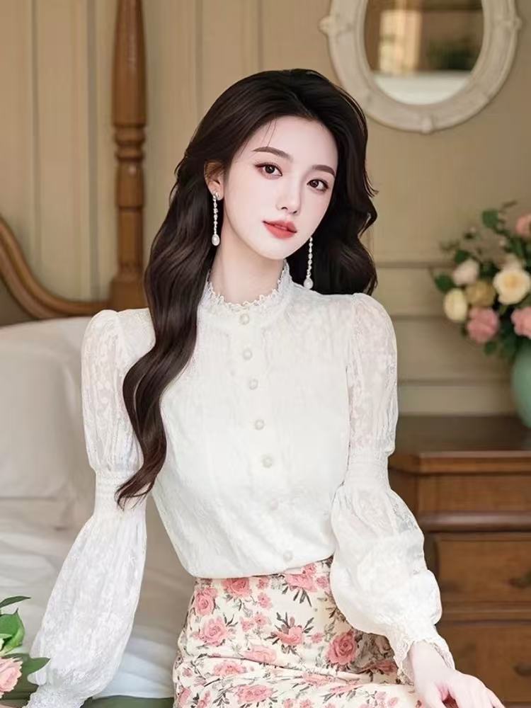 Hepburn style French niche unique super good-looking top high-end palace style white lace shirt women's spring 2025