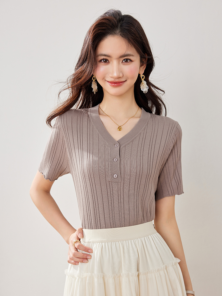 Real-life spring and summer new short-sleeved ice silk sweater for women V-neck Korean short solid color small small