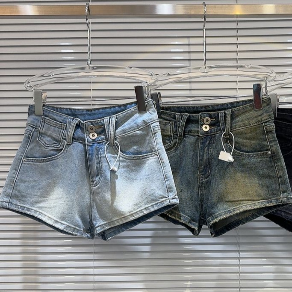 The same style as the internet celebrity 2025 summer new niche hot girl street washing and grinding white slim fit three-point denim shorts