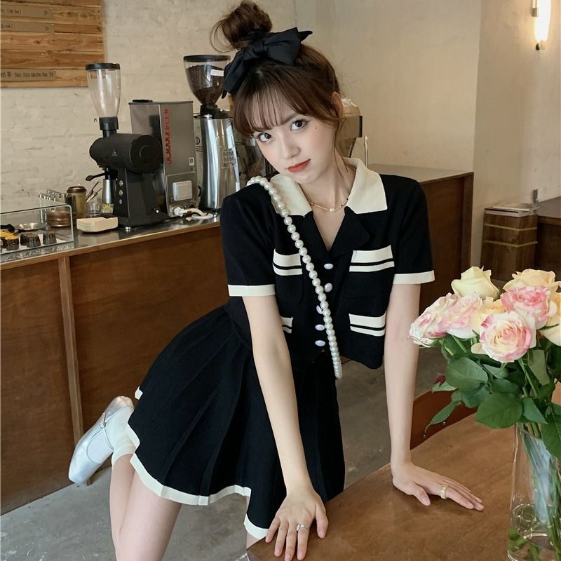 Has shipped knitted color-blocking suit for women in summer 2025 new small temperament and slimming two-piece set