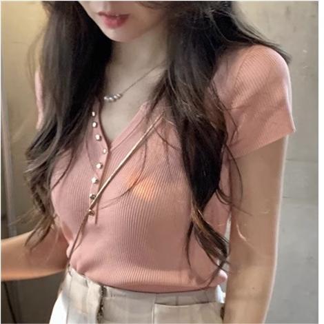 Has shipped knitted short-sleeved T-shirt for women in summer 2025 new T-shirts to make them look slim and short front shoulder sweet and spicy top