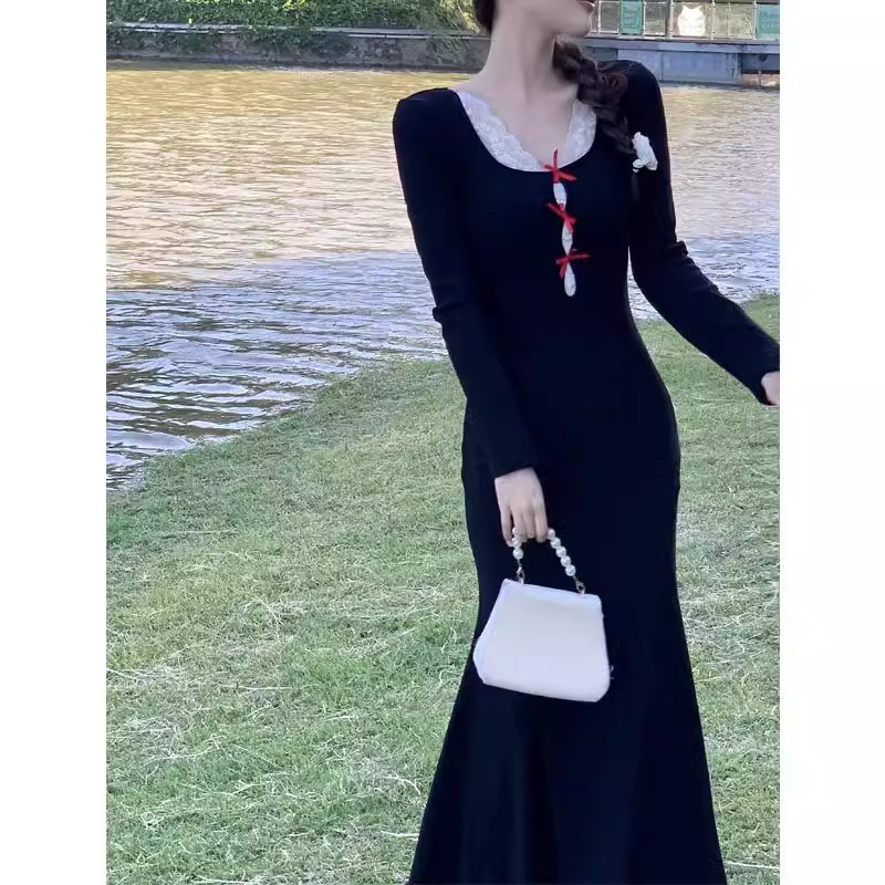 Has shipped knitted dress with a slim and slim look, and aloof style. A unique base skirt with a new autumn and winter style.