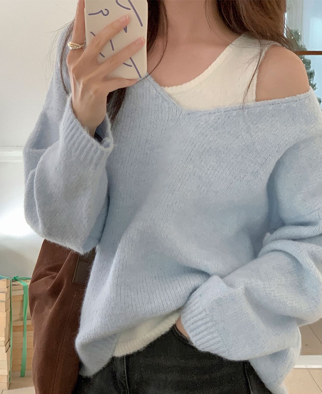 Shipped Pure V-neck off-shoulder sweater with inner vest two-piece set for women's spring clothes new temperament sweater