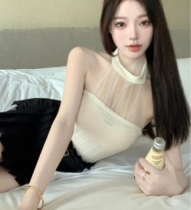 Shipped halter halter women's summer chest-wrapped French chic strap hot girl sexy knitted top