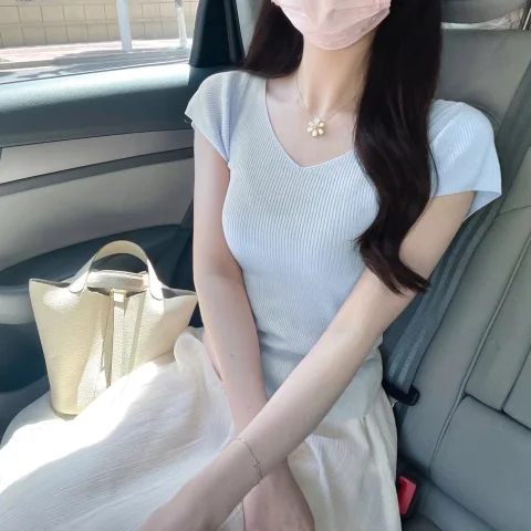 Shipped Solid color V-neck slim short knitted women's summer new slim short-sleeved top pure and lustful