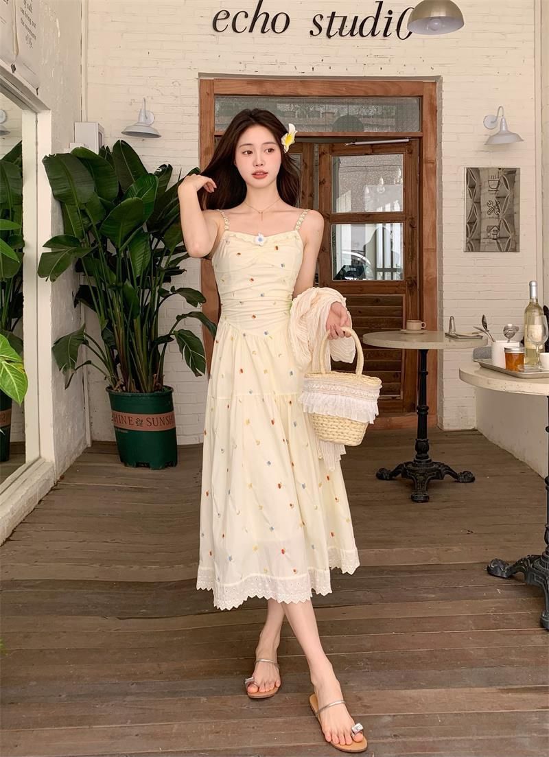 Shipped Sweet first love Tender wind covers belly and looks slim with embroidered suspender skirt for women in summer, small summer tying breasts